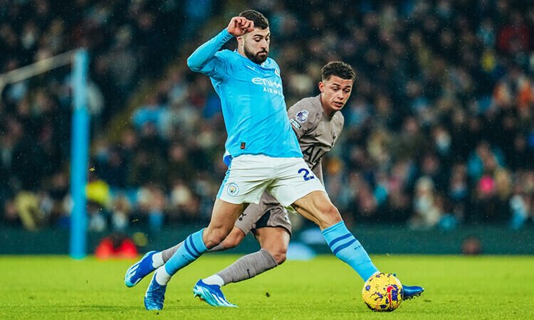 Was zeichnet die besten Fußballplattformen für Wetten auf die Premier League und La Liga aus?